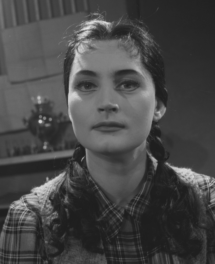 A 29 éves Máthé Erzsi 1956-ban, Csepurin: Tavaszi áradás című darabjában a Nemzeti Színházban.