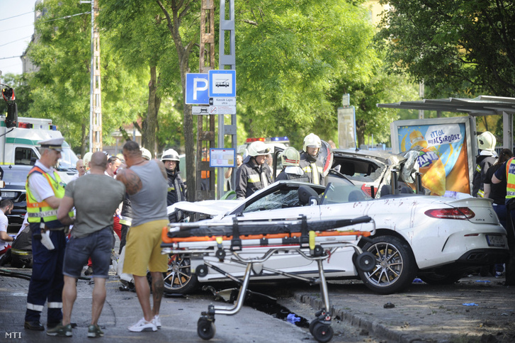 A balesetben összeroncsolódott autók a Dózsa György úton