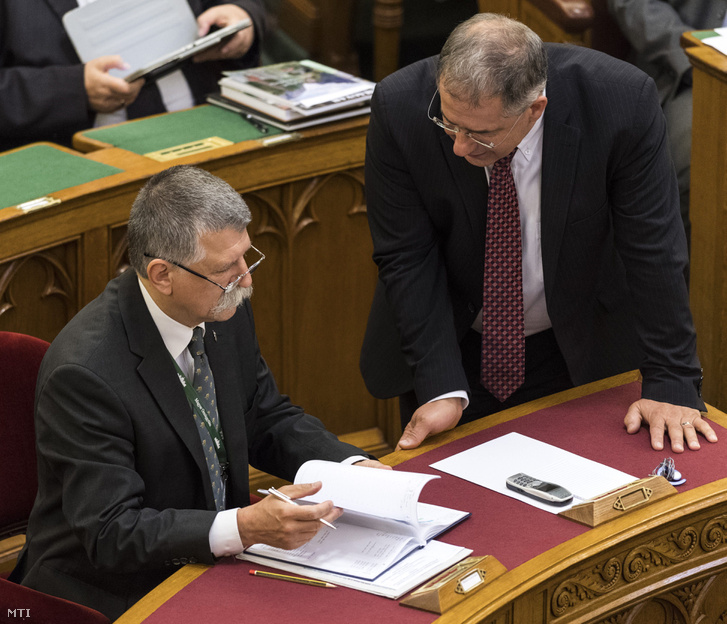 Kövér László házelnök és Kósa Lajos a Fidesz frakcióvezetője az Országgyűlés plenáris ülésén 2017. május 16-án.