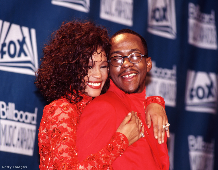 Még 2 emlékezetes duót mutatunk a Billboard történetéből: az elsőn Whitney Houston énekesnő és zenésztársa/barátja, Bobby Brown mutatta meg, hogyan kell végigmenni a vörös szőnyegen