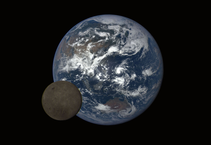 Ausztrália és Ázsia látszik a Holddal az előtérben, a képet a NASA egyik műholdja készítette 2016-ban.