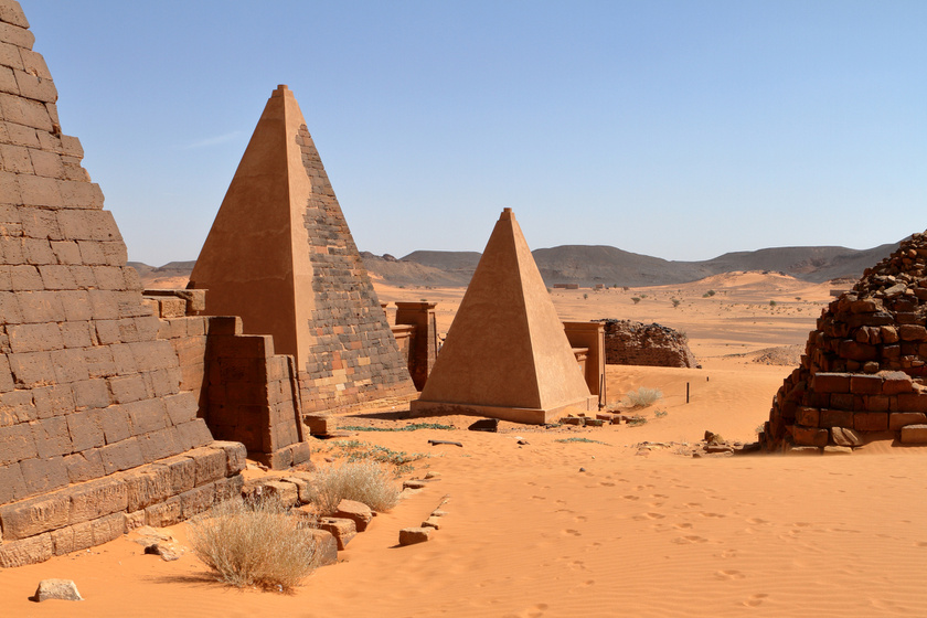Csak Meroé több mint kétszáz piramisból áll, melyek egy része az elit, mások a királyok és királynők temetkezési helyeként szolgáltak.