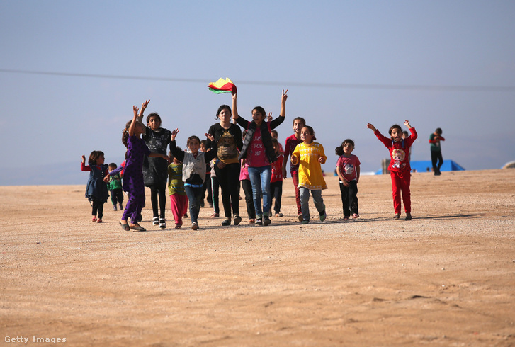 Jazidi menekültek ünneplik az iraki Sindzsár felszabdítását