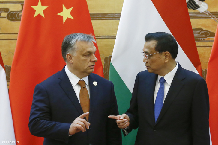 Orbán Viktor miniszterelnök (b) és Li Ko-csiang kínai kormányfő