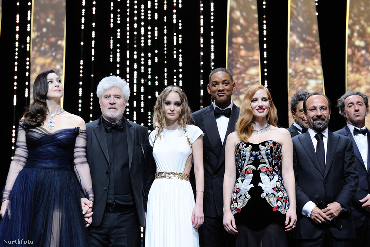 A ceremóniamester színésznő mellett balról jobbra Pedro Almodovar zsűrielnök, Lily-Rose Depp modell és a zsűritagok: Will Smith, Jessica Chastain és Asghar Farhadi filmrendező