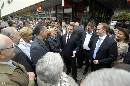 Orbán Viktor járókelőkkel beszélget Tatabánya belvárosában