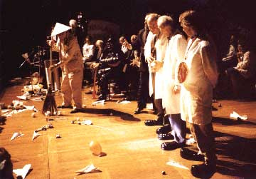 Glauber papírrepülőket söpör az 1998-as ceremónián