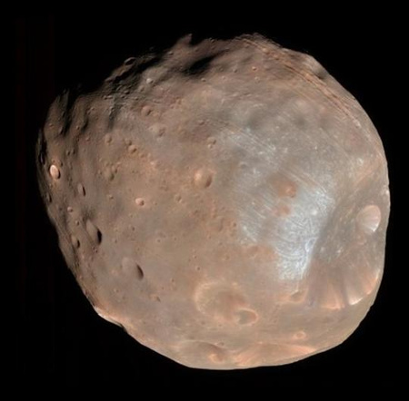 A Phobos egy nagyjából 27 x 22 x 18 km méretű égitest, melynek jellegzetes alakzata a körülbelül 9 km átmérőjű Stickney-kráter. A kutatók szerint a kráter léte közvetett bizonyíték a hold anyagának porózusságára, ugyanis egy kevésbé rugalmas testet a krátert létrehozó ütközés energiája darabokra szaggatott volna. [NASA/JPL-Caltech/University of Arizona]