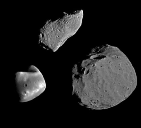 A Phobos (jobbra lent), a Deimos (balra lent) és a 951 Gaspra jelű kisbolygó (fent). Bár hasonlóan néznek ki, a Mars holdjai valószínűleg teljesen eltérő fejlődési utat jártak be, mint a kisbolygók. [NASA/JPL]