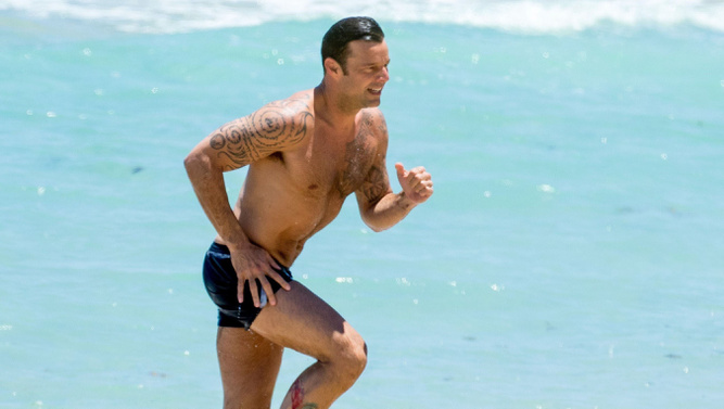 Ricky Martin jól tartja a lépést fiatalabb pasijával