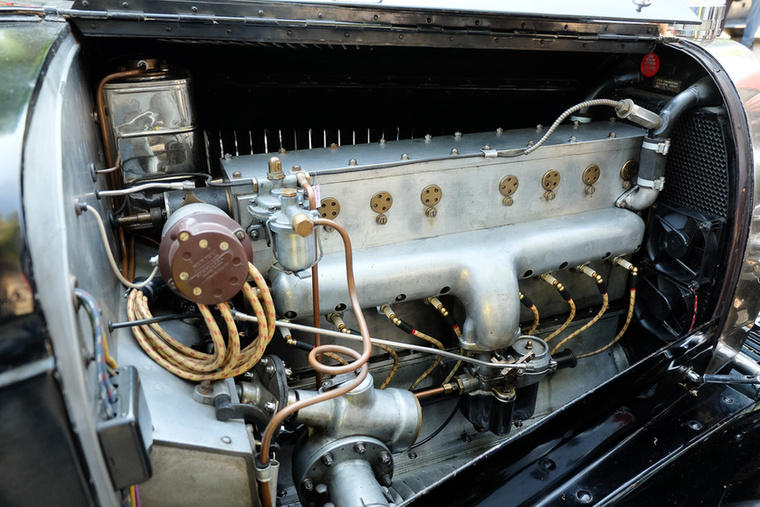 Ha már annyit beszéltünk róla: itt egy nyolchengeres, húszas évek végi Bugatti-blokk