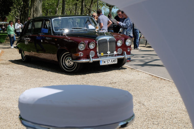 Nem Rolls-Royce, hanem egy Daimler DS420G, az a típus, amely Erzsébet királynő kedvenc autója is egyben