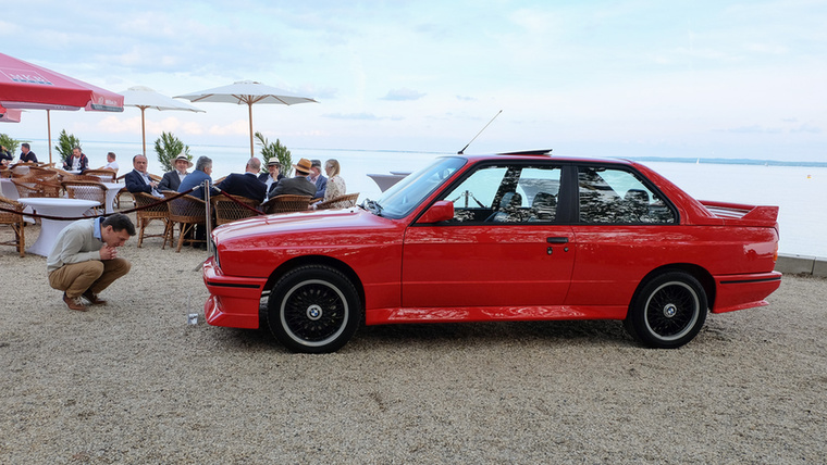 Ritka madár a mi útjainkon az első, E30-as szériájú BMW-ből készült M3, de ez még a fehér holló-kategórián belül is a piros szemű alfaj