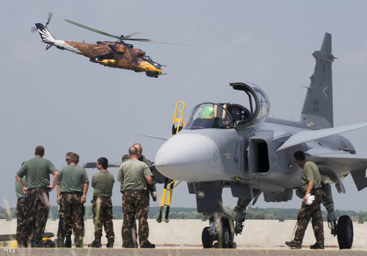 A Magyar Légierő különleges fényezésű sast mintázó Mi-24 típusú katonai helikoptere tart bemutató repülést egy JAS-39 Gripen típusú vadászrepülőgépe felett