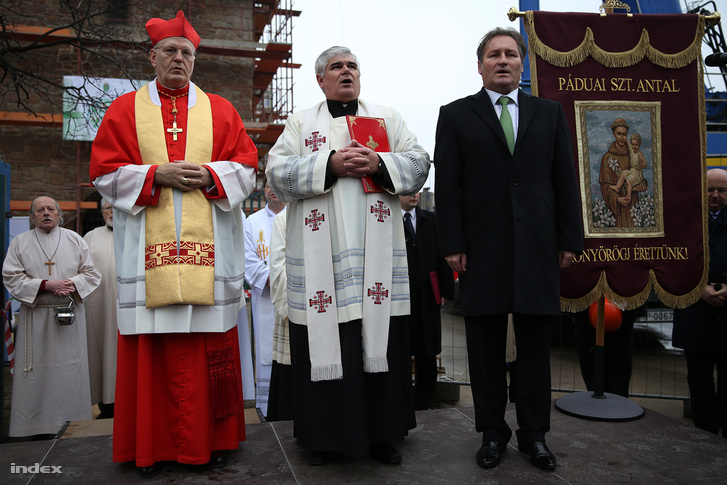 Papcsák Ferenc a bosnyák téri templom felújításának befejezésénél.