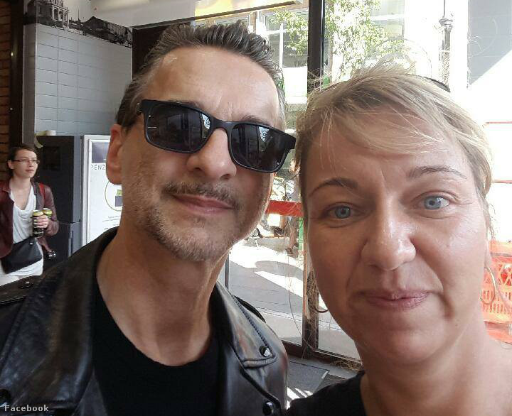 "Dave Gahan a CBA-ban! Nem vicc, ma délután egy lelkes DM rajongó hölgy ismerősöm egy budapesti belvárosi CBA előtt futott össze a Depeche Mode énekesével, aki testőrök nélkül ment bevásárolni."