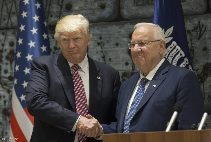 Donald Trump amerikai elnök (b) és Reuven Rivlin izraeli államfő
