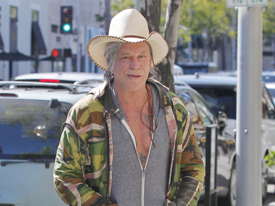 Rég nem értjük, mi történik Mickey Rourke arcával, de nagyon szomorú