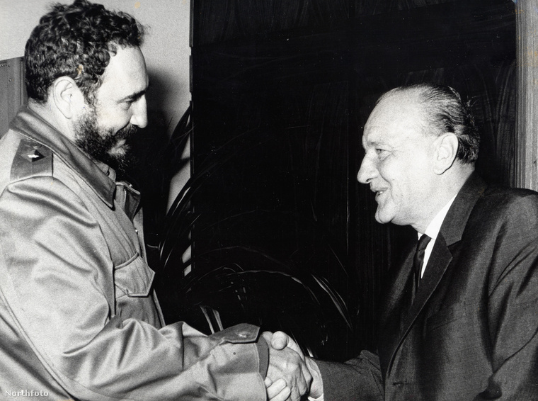 Legendás dátum és legendás kézfogás: 1972-ben Kádár János találkozott Fidel Castroval, amikor a kubai vezető Magyarországra látogatott.&nbsp;Castrót Kádár János személyesen várta Ferihegyen, a repülőtér betonján.Nyáron hiába volt uborkaszezon, azért a politikában zajlott az élet...