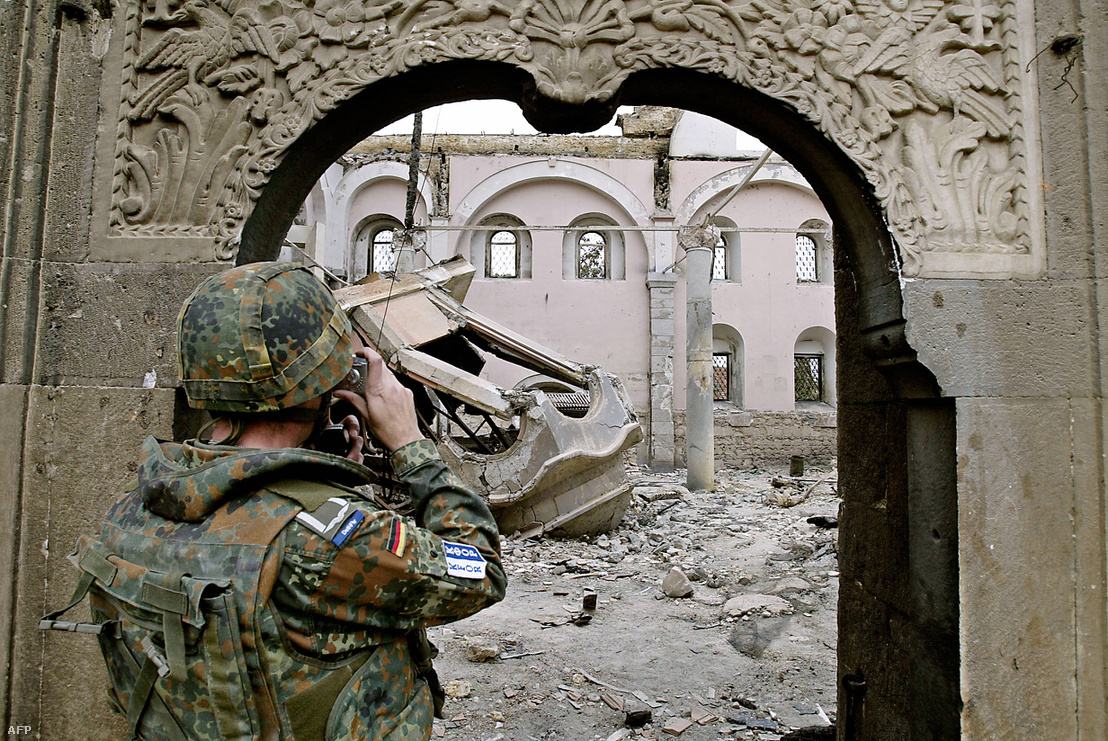 A német hadsereg a koszovói Prizrenben 2004-ben.