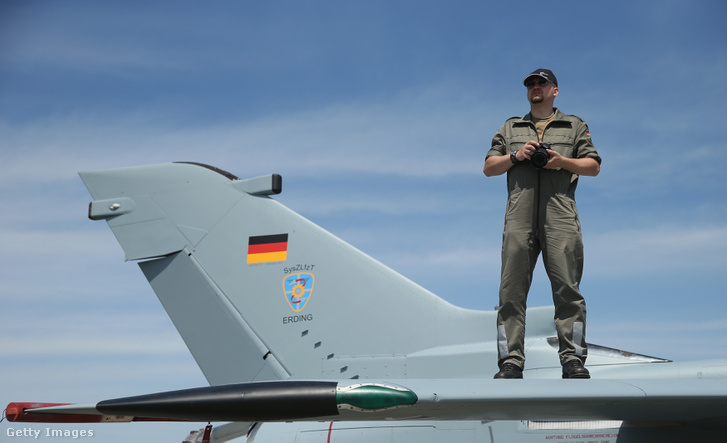 Egy Bundeswehr katona egy jetfighteren a 2014-es berlini légi parádén