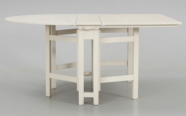 Az Ikea 1700-as sorozatának bestseller darabja az összecsukható ‘Bergslagen’ asztal, amiért 2275 fontot, kb. 809 ezer forintot csengettek ki az aukción.