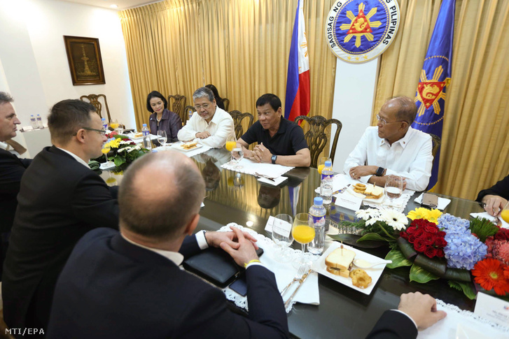 Rodrigo Duterte Fülöp-szigeteki elnök (j2) és Szijjártó Péter külgazdasági és külügyminiszter (b2) tárgyal a Manilától délre fekvő Davaóban 2017. március 27-én.