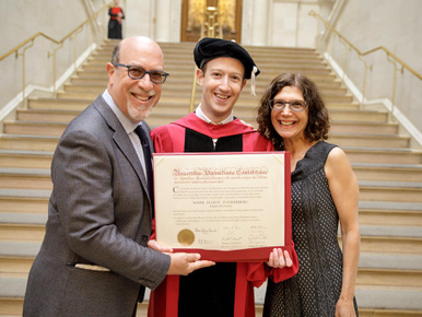 Harvardi diplomájával tette büszkévé édesanyját Mark Zuckerberg