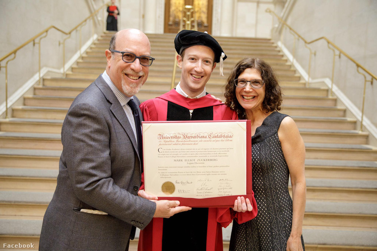 A Facebook alapítója ezzel a fotóval büszkélkedett el diplomájával