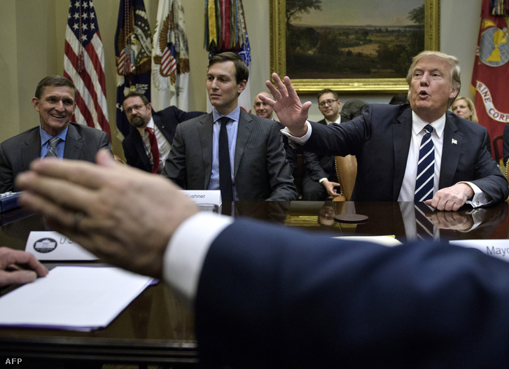 Mike Flynn nemzetbiztonsági tanácsadó, Jared Kushner vezető tanácsadó és Donald Trump a Fehér Ház Roosevelt szobájában 2017. január 21-én