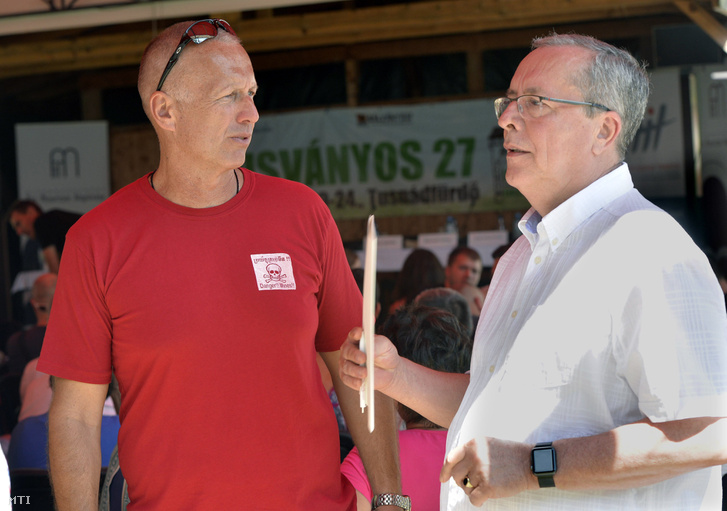 Bakondi György a miniszterelnök belbiztonsági főtanácsadója (j) és Georg Spöttle biztonságpolitikai szakértő a Migráció Európában című előadáson a 27. Bálványosi Nyári Szabadegyetem és Diáktáborban (Tusványos) az erdélyi Tusnádfürdőn a Lőrincz Csaba sátorban 2016. július 22-én.
