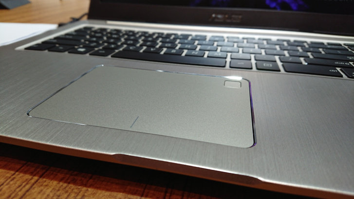 A nagy méretű touchpad és a sarkába beépített ujjlenyomat-olvasó általános jellemzője az Asus laptopjainak.