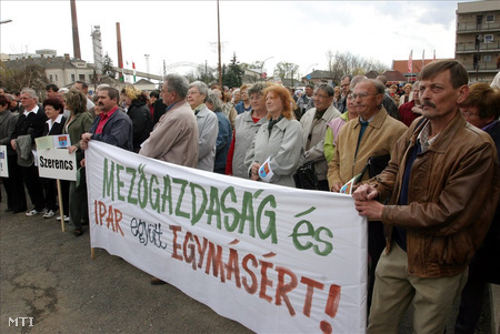 2008. április 11. Szimpátiatüntetést rendeznek a szalmatüzelésű erőmű építéséért Szerencsen, a 37-es számú főút mellett, a cukorgyárral szemközti parkolóban
