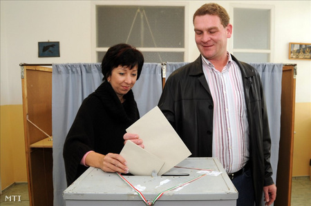 Botka László (jobbra) feleségével a Balatoni utcai általános iskolában adta le szavazatát a Szeged 19-es választókörzetének 519-es szavazókörében (Fotó: Kelemen Zoltán Gergely)