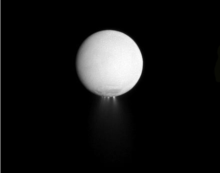 Az Enceladus hold gejzírjei - ahogy 2009 karácsonyán a Cassini-űrszonda látta. A kép felbontása 4 km pixelenként (Cassini Imaging Team).