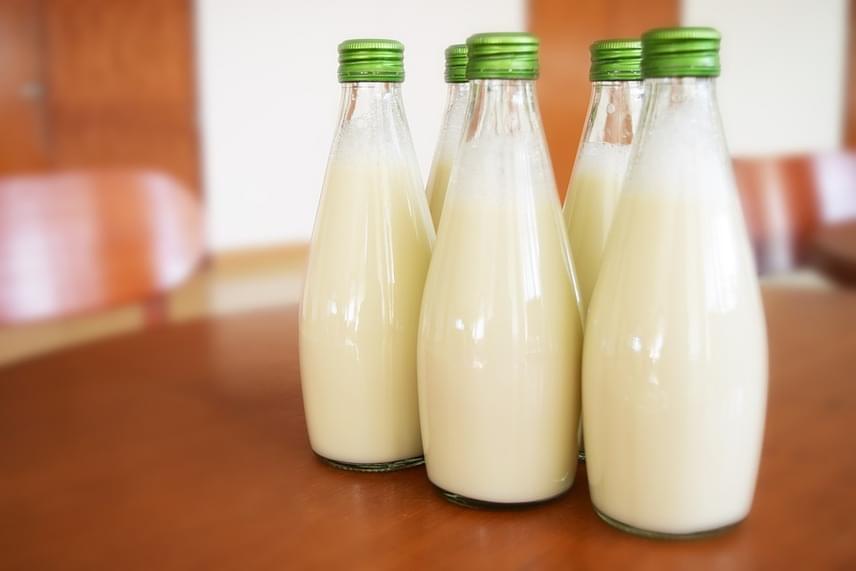 	A laktóz, az állati eredetű tejekben megtalálható tejcukor az egyik legismertebb és legtöbbször emlegetett FODMAP - ez a nehezen emészthető, rövid láncokból álló oligoszacharidok, diszacharidok és monoszacharidok, valamint néhány alkohol gyűjtőneve. A laktóz lebontásáért a vékonybél egy enzimje, a laktáz felel, ám ebből a test úgy termel egyre kevesebbet, ahogy telnek az évek, és egyre kevésbé van szüksége a szervezetnek az anyatej lebontásának képességére.	Emiatt lehet, hogy a laktóz idővel egyre jobban meggyötri és felpuffasztja a hasadat, noha korábban ez nem volt jellemző. Ha szokatlan puffadást tapasztalsz, kerüld el a tejet, a nem görög joghurtokat, a puha sajtokat és a tejalapú desszerteket. 