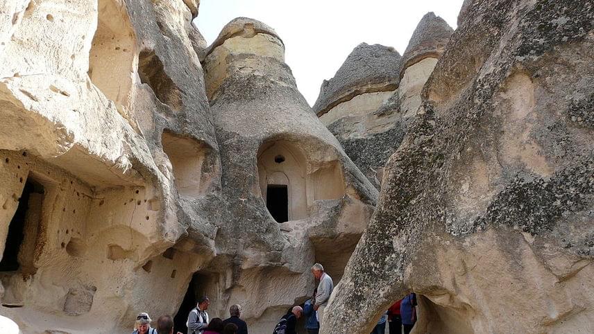 
                        	A fura látványosságok rengeteg turistát vonzanak a vidékre. A különleges kúpokat a természet ereje - az esőzések, a száraz időszakok, valamint a szél - formálta idővel tornyokká.