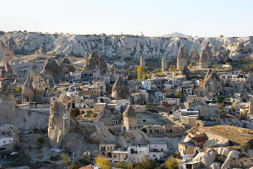 	Itt találhatóak a híres föld alatti városok is, melyek feltehetően az első törökországi keresztények búvóhelyéül szolgáltak.