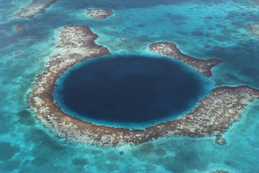 
                        	A Nagy kék lyuk a Világítótorony-zátonynál, mely a Belize Korallzátony Természetvédelmi Terület része.