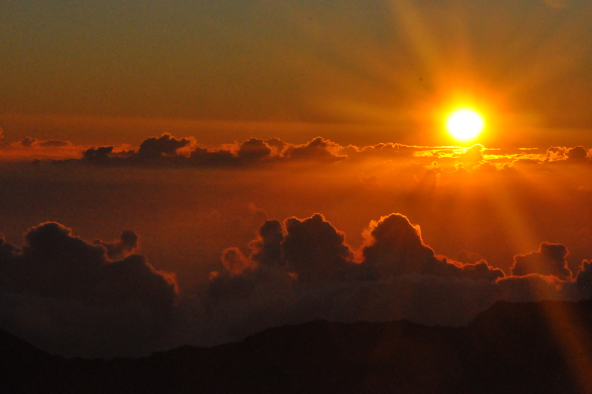	A Haleakala szó jelentése: a Nap háza. Az elnevezés rendkívül találó, az ide látogató turisták ugyanis szervezett túrák keretében is megnézhetik a gyönyörű napfelkeltét.