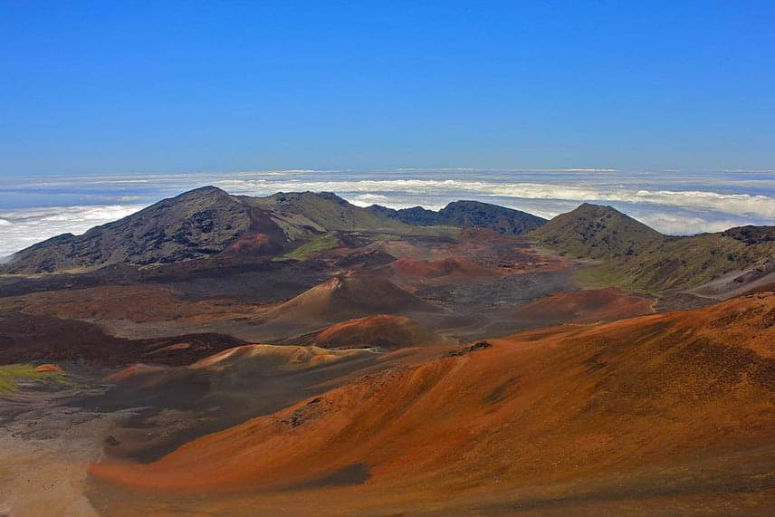 	A kráter felszíne igazán változatos: erdők, rétek, sivatagos területek gazdagítják, valamint egy tó is található itt. A Haleakala környékét 1961-ben nyilvánították nemzeti parkká.