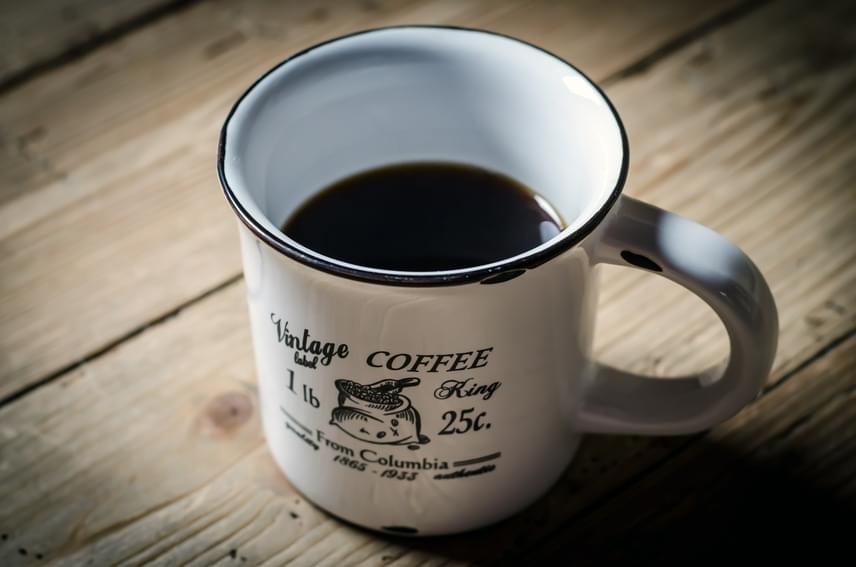 	Kávé	Máig vita tárgyát képezi, hogy egészséges-e, és ha igen, milyen mértékben ajánlott a kávéfogyasztás. A kávé elleni harc gyakran abból ered, hogy az italt a tiszta koffeinnel azonosítják, ami azonban téves következtetésekhez vezet. A kávé ugyanis koffeintartalma mellett tele van polifenolokkal és más antioxidánsokkal, amelyek segítik a sejtek közötti kommunikációt és a szövetregenerálódást, serkentik az anyagcserét, támogatják a zsírégetést, és az agyműködésre is jótékonyan hatnak.	Remek tulajdonságai révén tehát napi egy vagy két csésze még bőven ajánlott, ám ennél több nem javasolt, kiváltképp éhgyomorra, mert égetheti azt, és megemelheti a vérnyomást is. Természetesen a legjobb, ha cukor és tej sem kerül bele, ezek ugyanis teljesen felesleges kalóriát jelentenek a szervezeted számára, ráadásul tompítják a kávé erős izét, amitől pedig valósággal kipattan majd a szemed!