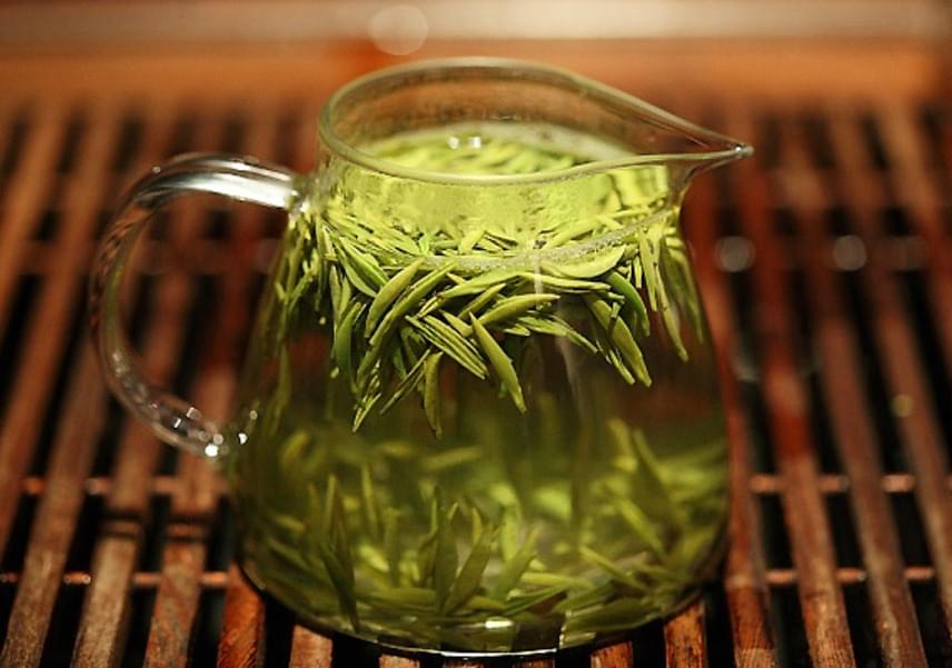 	Zöld tea	A zöld tea szintén remek üdítő és erős zsírégető hatású ital. Polifenoltartalma következtében fokozza ugyanis a szervezet hőtermelését, ezáltal mindennapi tevékenységeid során is hozzájárul a kalóriák gyors égetéséhez. Csökkenti az éhségérzetet, segítségével tehát könnyebben ellenállhatsz a nassolási vágynak.	A zöld tea fogyasztható citrommal és mézzel ízesítve, bár a legjobb, ha natúran, édesítés nélkül iszod, így ugyanis egyetlen felesleges kalória sem csusszan be mellette véletlenül. Érdemes a szálas változatot előnyben részesítened, hiszen az a legjobb minőségű, előfordulhat azonban, hogy különböző fajtáival kicsit kísérletezgetned kell, amíg kedvedre valót találsz: a füstösebb és nyersebb ízektől az egészen lágy teákig rengetegfélével találkozhatsz a boltokban.