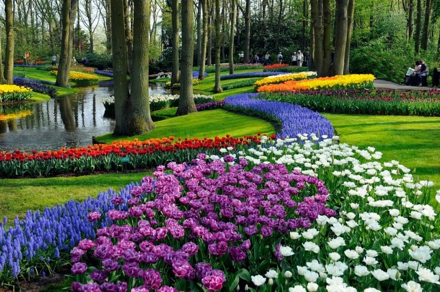  	A parkot egy 15. századi vadászterületen hozták létre. Az illatos, színpompás virágok lenyűgöző látványt nyújtanak.