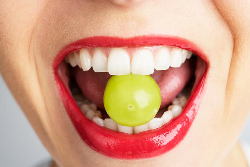 	Az A-vitamin a csontok és fogak számára is különösen fontos, hozzájárul növekedésük, fejlődésük biztosításához.