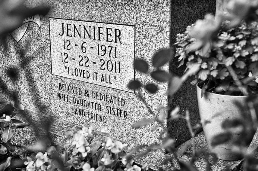 
                        	Az utolsó felvétel Jennifer sírjánál készült.
                        	- Úgy hiszem, büszke lenne rá, hogy valami borzasztót szeretettel telivé tudtunk tenni. Ez másoknak is erőt adhat - nyilatkozta a képek kapcsán Angelo.