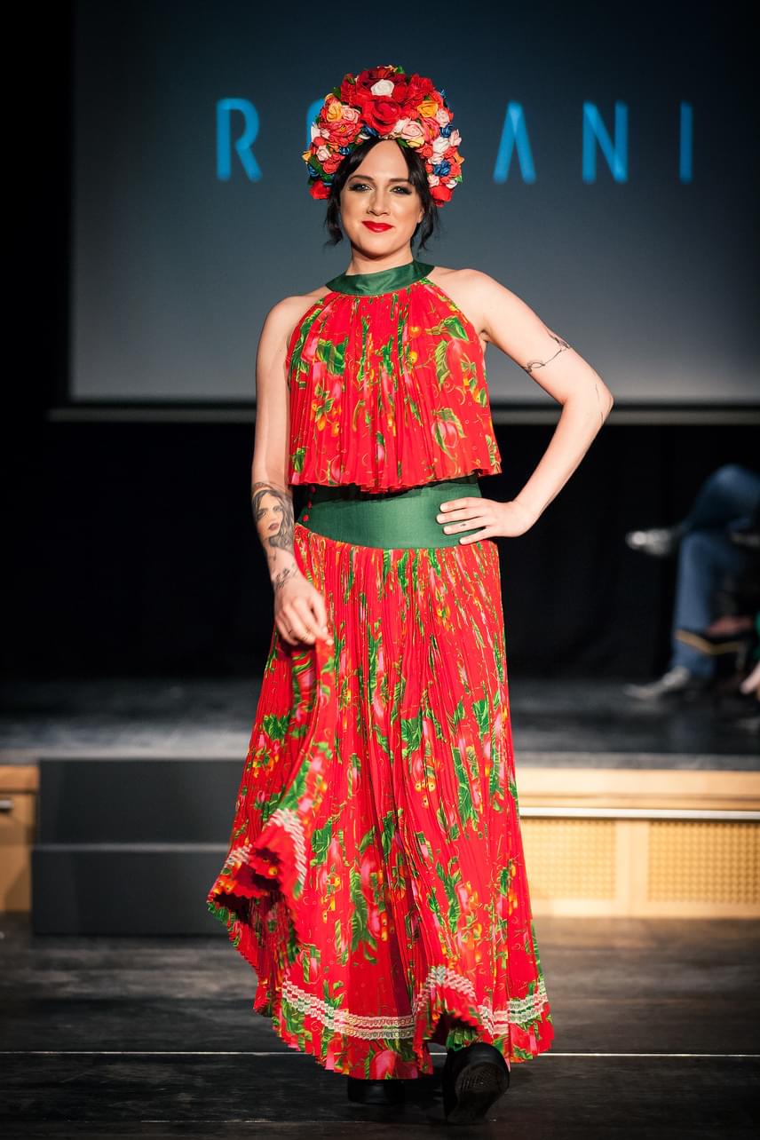 	Tóth Gabinak remekül állt a piros alapszínű, autentikus cigány elemekkel díszített ruha.