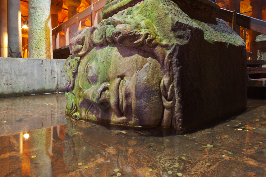 	A ciszternában a mai napig áll a víz. Két kőfej eredete napjainkban is rejtély, ezek az ókori görög szörnyeteget, Medúszát ábrázolják.