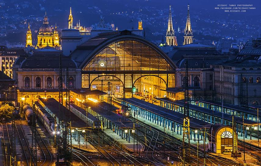 
                        	Budapest legforgalmasabb pályaudvara, a Keleti pályaudvar este.