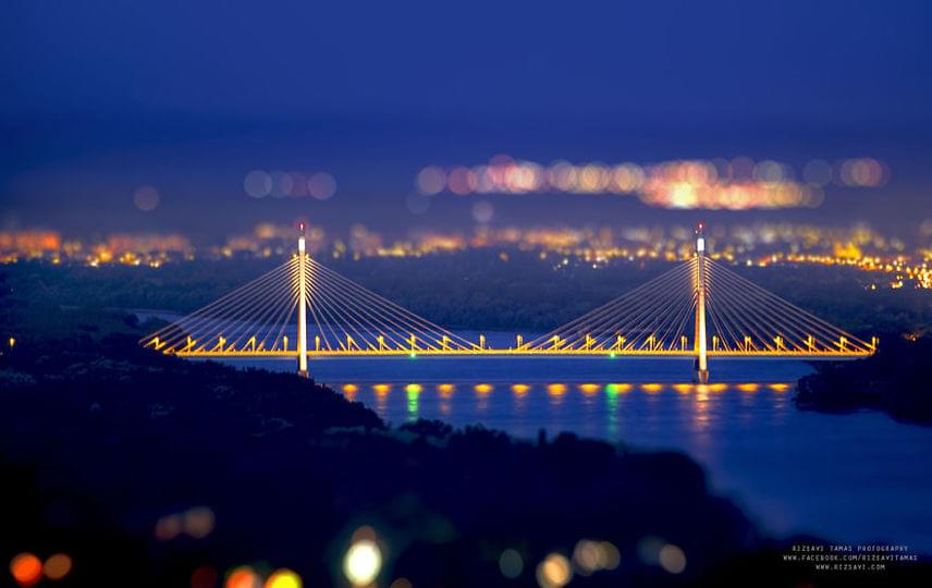 	Az Újpestet Budakalásszal összekötő Megyeri híd szintén varázslatos az esti fényeknek köszönhetően.